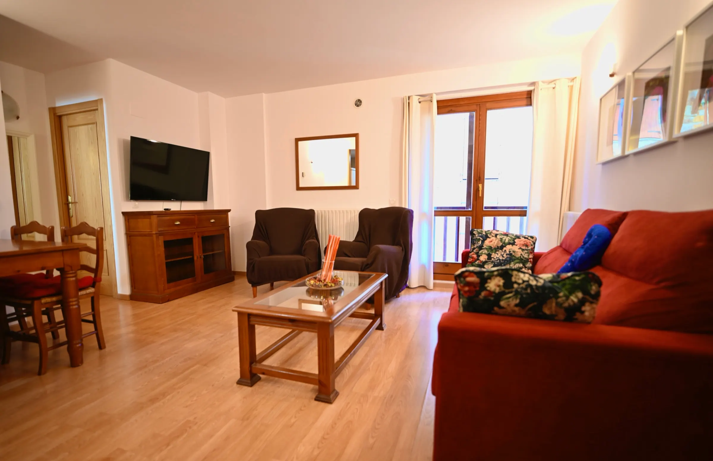 Apartamento con balcón y vistas